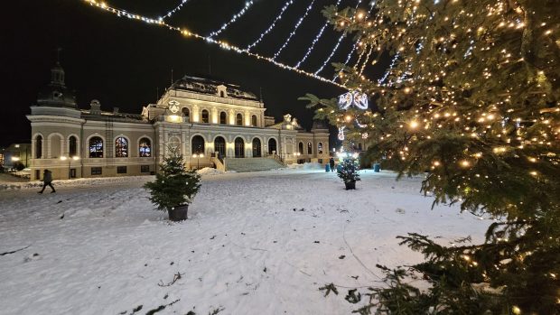 Vatra Dornei este pregătită pentru sfârșitul de an. Orașul-stațiune are hotelurile pline, pârtiile deschise și prețuri accesibile | REPORTAJ
