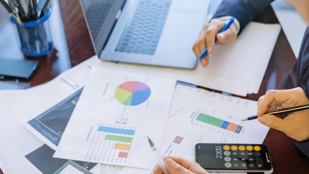 Utilizezi semnătura electronică a firmei de contabilitate pentru e-factura? 4 Aspecte esențiale