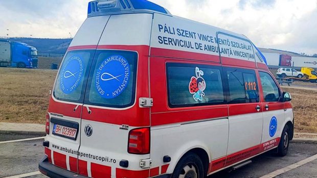 Povestea unui tânăr fără adăpost care ajută zeci de copii din Oradea. ONG-ul său transportă gratuit micuții pacienți la spitale din străinătate