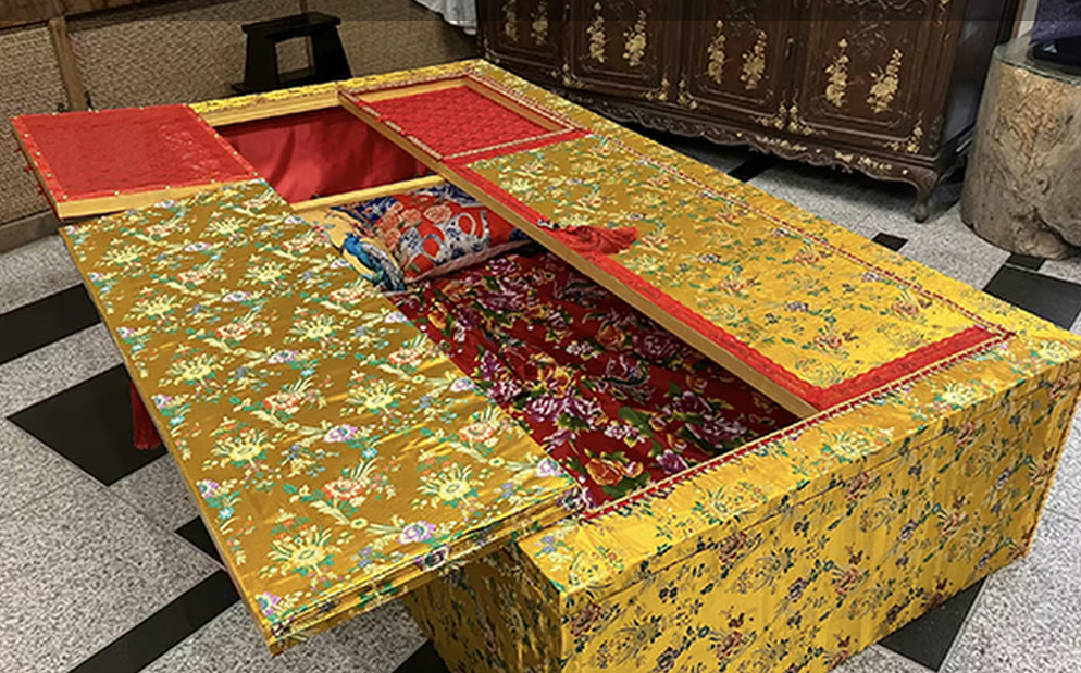 O casă de pompe funebre din Japonia oferă serviciul de „stat întins în sicriu”: „Puteți reflecta mai bine asupra vieții”