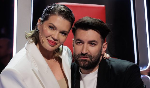 Imagine Stire Gestul făcut de Gina Pistol față de Smiley la Vocea României, în fața camerelor de filmat. Acum, prezentatoarea e colegă cu soțul ei | 2review.ro