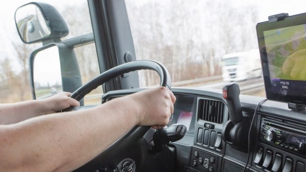 Un șofer român de TIR a plecat din țară luni și a condus 31 de ore în loc de 10, ajungând în Germania, unde poliția l-a pus să se odihnească