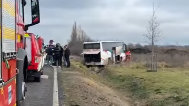 Șoferul unui autocar cu 25 de pasageri a murit la volan, pe o șosea din Timiș