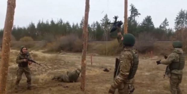 Soldații ruși se antrenează primitiv ca „să nu devină carne de tun”, când îi atacă o dronă ucrainean: „Crezi că au șanse de supraviețuire?” | VIDEO