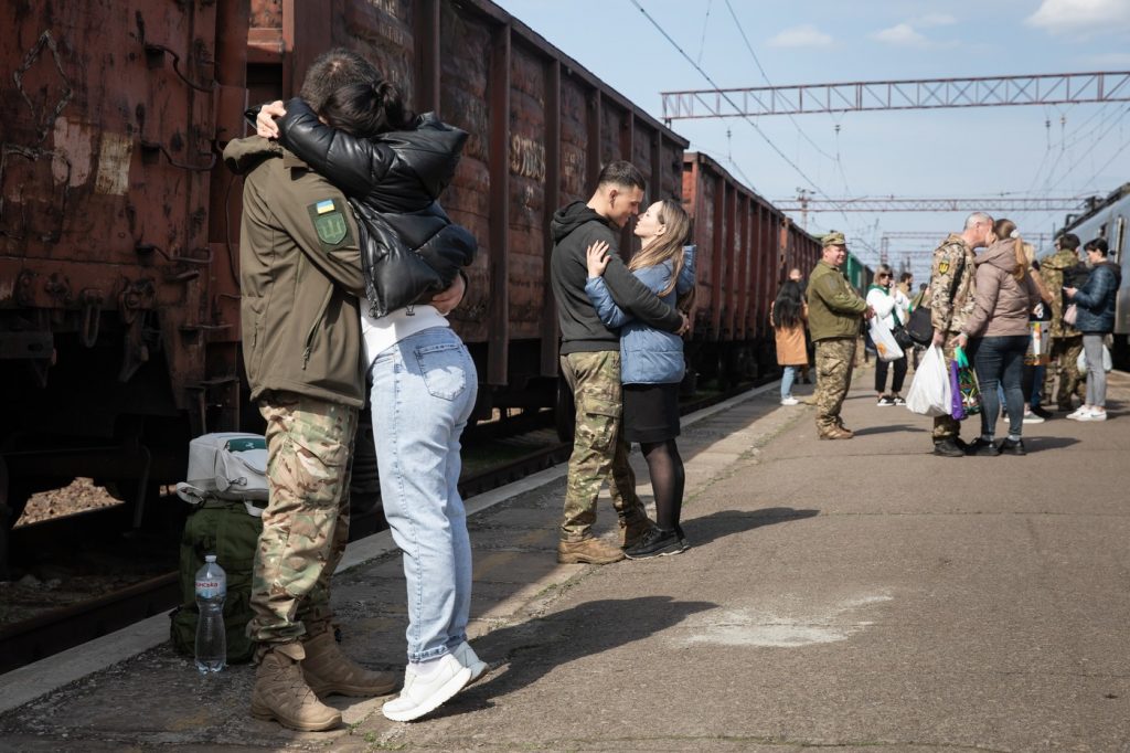 soldati ucraineni regasindu si sotiile foto profimedia