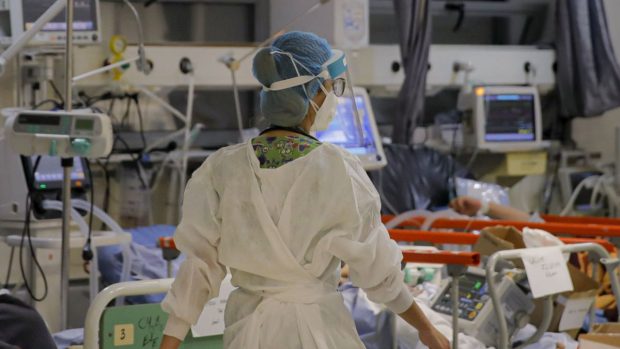 Peste 4 ore a așteptat o mamă cu un copil, la un spital din București, pentru o urgență medicală, noaptea. „Pe ce se duc banii noștri?”