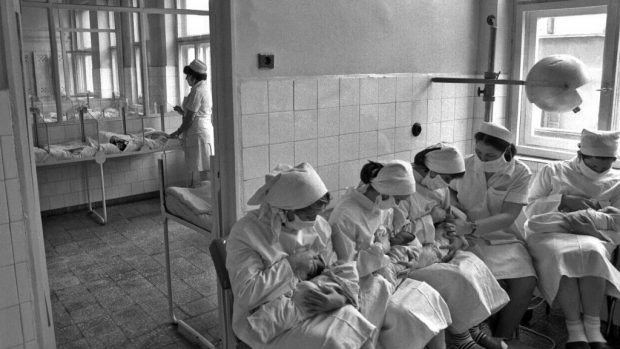 Avorturi clandestine și supraviețuire. Povești din România opresivă, istorisite de femei care au experimentat calvarul