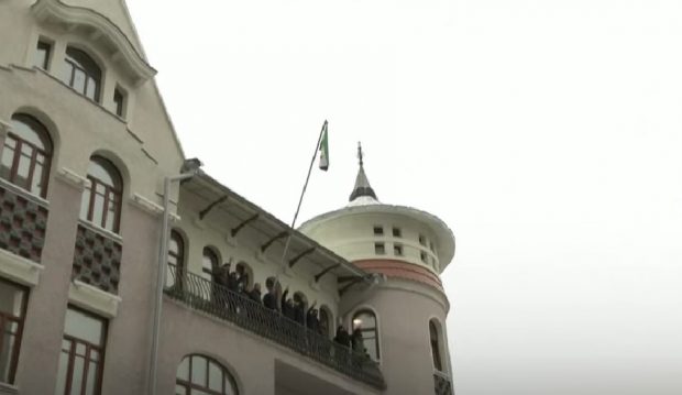 Soldații ruși fug din Siria cu ajutorul Turciei. Steagul opoziției siriene, ridicat la Ambasada Rusiei de la Damasc | VIDEO