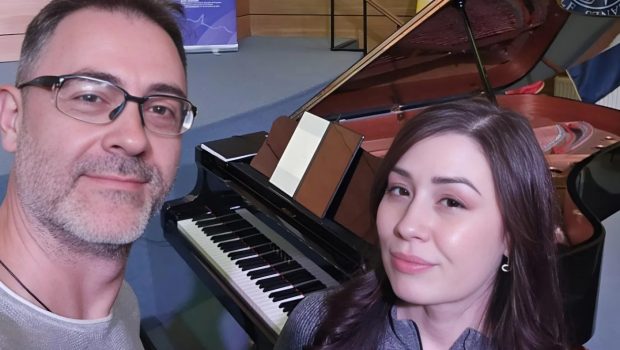 Pianistul Ștefan Doniga și violonista Diana Jipa au concertat în Antarctica. Cei doi artiști vor intra în Cartea Recordurilor