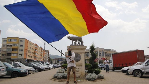 „Stegarul dac” s-a urcat pe o macara în București și protestează. Negociatorii încearcă să-l convingă să coboare | VIDEO