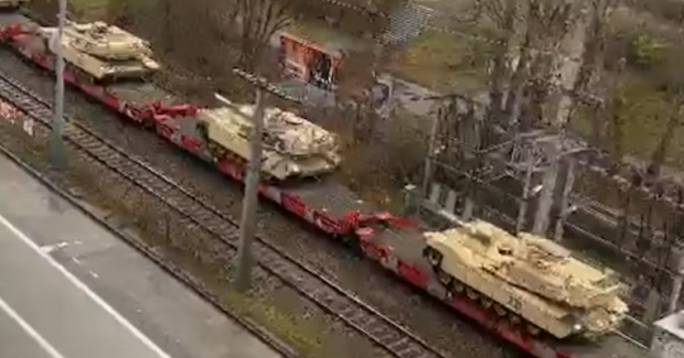 Zeci de tancuri Abrams și echipament militar american, transportate prin Viena. Explicația autorităților