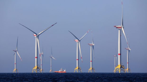 Taxa pe stâlp, reintrodusă din 2025, va scumpi și mai mult electricitatea și gazele, avertizează specialiștii