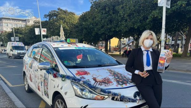 O taximetristă româncă din La Coruna și-a decorat mașina de Crăciun și oferă daruri clienților: „Le cânt și colinde românești”