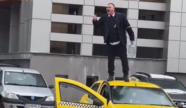 Un taximetrist din Suceava, dezamăgit de „femeile din oraș”, s-a urcat pe mașină și s-a stropit cu benzină în fața primăriei