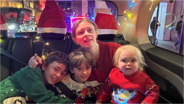 Taximetriștii au plimbat copiii bolnavi de la un spital, pentru a vedea luminițele de Crăciun din Londra