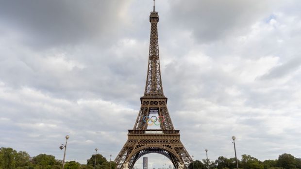 Incendiu la Turnul Eiffel, 1.200 de turiști evacuați. De la ce ar fi pornit focul | VIDEO