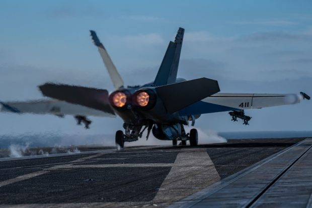 Un avion de vânătoare american a fost doborât din greșeală când decola de pe un portavion și un crucișător tot american a deschis focul, în Marea Roșie