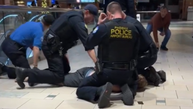 Momentul în care polițiștii l-au prins pe un bărbat care a început să tragă în oamenii dintr-un aeroport din SUA