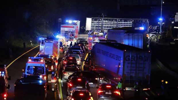 Un șofer de TIR a făcut prăpăd pe 60 km de autostradă: 50 de mașini avariate, 26 de răniți. A fost arestat când a putut fi oprit