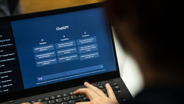 ChatGPT, lovit de întreruperi la nivel global. Utilizatorii au intrat în panică: „Va trebui să-mi folosesc creierul”