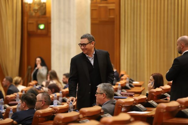 Victor Ponta, atac la Klaus Iohannis: „Și-a terminat mandatul, dar stă în funcție fără să facă nimic”