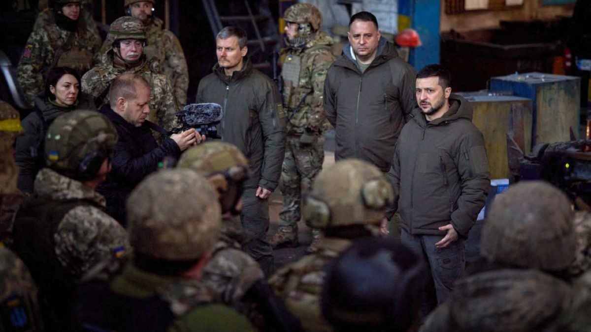 Volodimir Zelenski recunoaște că armata ucraineană nu poate elibera Crimeea și Donbasul: „Aceste teritorii sunt acum controlate de ruși. Nu avem puterea să le luăm înapoi”