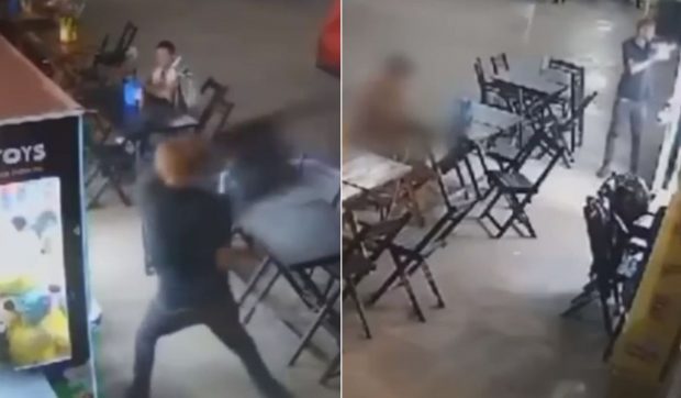 Un bărbat furios a spart un automat de jucării, după ce s-a chinuit să prindă un ursuleț de pluș și nu a reușit | VIDEO