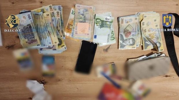 Şase presupuşi traficanţi de droguri au fost arestaţi. La percheziții s-au găsit kilograme de droguri de mare risc și sume imense de bani