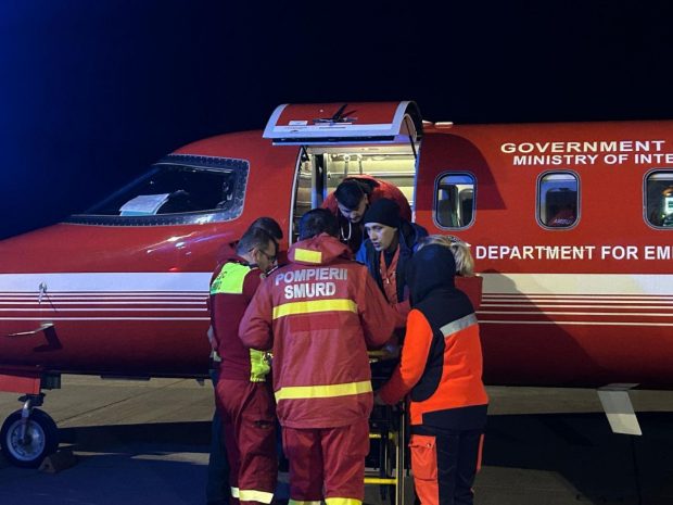 Fetițele din Botoșani care au fost victimele unei explozii au fost aduse la București în stare gravă, intubate