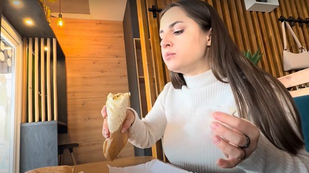 Doi români au mâncat la prânz kebab, în „țara care nu există pe hartă”: „Am mâncat de toți banii!” | VIDEO