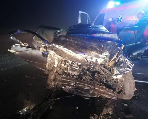Trei tineri au murit într-o mașină strivită de un camion, după un accident cumplit la Bunești, în Brașov