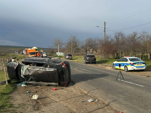 Trei frați din Galați, răniți grav într-un accident rutier după o depășire periculoasă. Cel mai mic este în comă