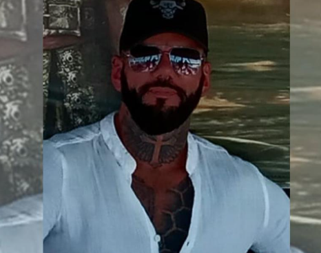 Un fugar britanic s-a plâns că polițiștii au folosit o fotografie cu el mahmur, „după o beție de 3 zile”, și a postat o poză „macho”, pe baza căreia fost prins