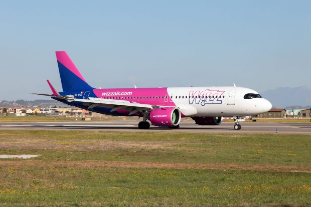 Un orădean a obținut peste 30.000 de euro daune de la Wizz Air, după ce compania a anulat o cursă de la Madrid: „Dacă nu plătesc, putem sechestra un avion la sol”