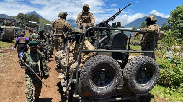 Mercenarii români dau lupte aprige cu rebelii și încearcă să apere un oraș asediat din Congo. MAE anunță că situația este „extrem de volatilă și periculoasă”