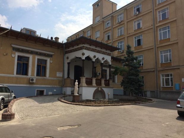 Un bărbat a furat trei picioare amputate de la Spitalul Cantacuzino din București și a pierdut unul dintre ele pe stradă, în timp ce fugea