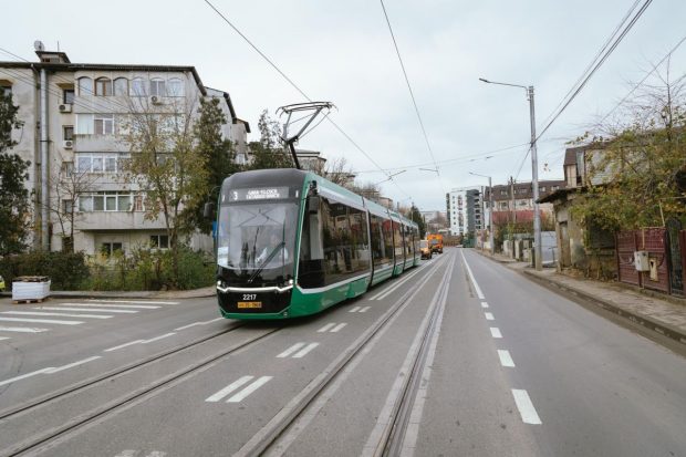 Un tramvai din Iași a luat-o la vale, iar vatmanul și alți oameni au încercat să-l oprească cu mâinile | VIDEO