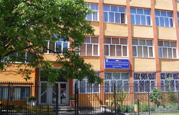 Elev de 14 ani din Târgu Jiu, înjunghiat de un coleg în timpul pauzei. Băiatul a fost operat de urgență