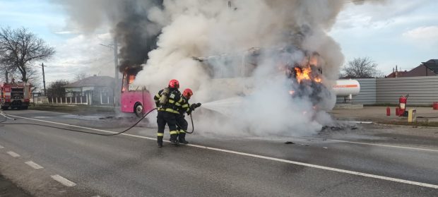 Un autocar plin cu copii a luat foc în județul Neamț, în dreptul unei stații GPL