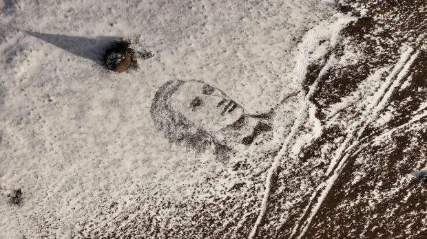 Portretul lui Mihai Eminescu în zăpadă, realizat de un artist din Valea Jiului, la 175 de ani de la nașterea poetului național