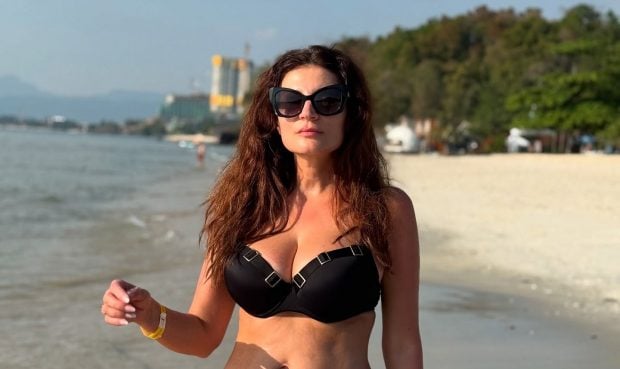 Imagini cu Ioana Ginghină în costum de baie la 47 de ani, pe plaja din Malaezia. „Fără filtru, fără machiaj și fără ezitare”