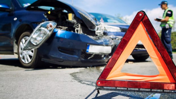 Un șofer de 74 de ani din Ploiești a provocat o coliziune în lanț după ce nu a acordat prioritate. Patru persoane au fost rănite și transportate la spital