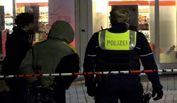 Un adolescent român de 18 ani se zbate între viață și moarte după ce a fost înjunghiat de trei sirieni în Germania