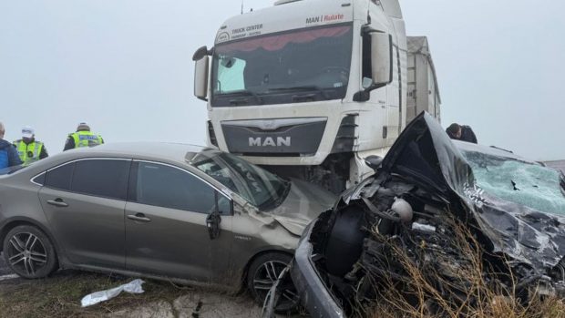 Accident grav, cu trei mașini implicate, în apropiere de Baia, județul Tulcea. O persoană a rămas încarcerată