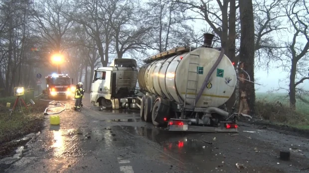 O șoferiță de TIR de 20 de ani a lovit trei copaci, după ce a acroșat-o alt camion. Al doilea șofer nici n-a oprit să vadă dacă fata mai trăiește