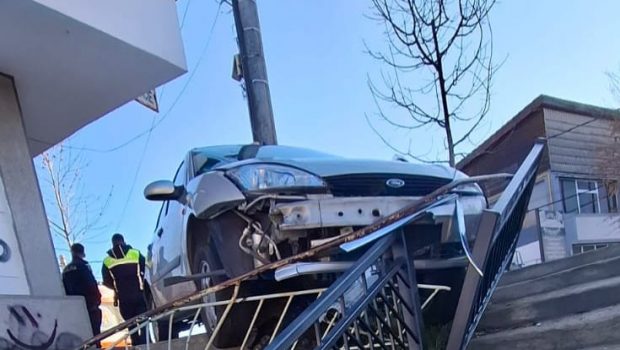 Un șofer de 72 de ani din Craiova a lovit o ambulanță. Mașina a fost proiectată într-o balustradă metalică
