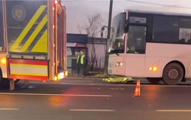 O femeie din județul Iași a murit după ce a fost lovită de un autoturism și aruncată sub roțile unui autocar