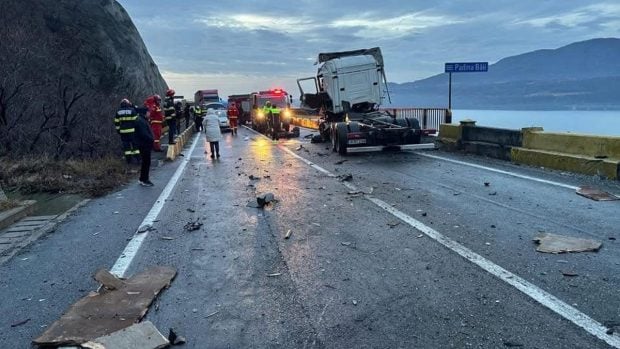 Șoferul unui TIR a murit, după ce a acroșat un utilaj agricol de pe contrasens, pe DN6, în Orșova. Trafic blocat, coadă de peste 10 kilometri
