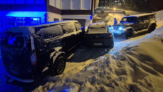 10 mașini avariate, după ce turiștii au coborât de pe munte cu automobile fără lanțuri, în Cehia: „Parcă erau la curling” | VIDEO