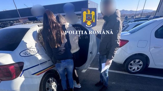 O șoferiță de 18 ani beată a lovit cu mașina un bărbat și apoi a fugit de la locul accidentului, în Vâlcea. A fost găsită de polițiști și reținută